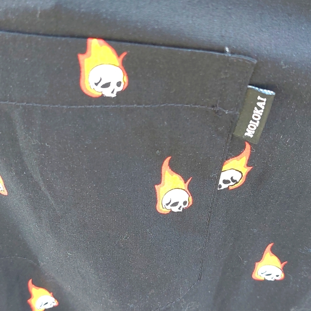 NWT Molokai Surf Co. Men's XL Flaming Skulls Button Down Shirt